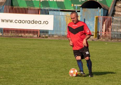 Meci de old-boys FC Bihor - UTA, sâmbătă la Stadionul Municipal, în memoria lui Dumitru Burescu