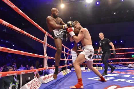 Luptele au umplut Oradea Arena: 6.000 de oameni l-au susţinut pe Sandu Lungu în gala finală Dinamite Fighting Show 2024 (FOTO/VIDEO)