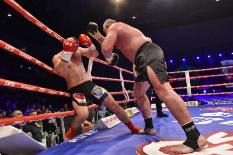 Luptele au umplut Oradea Arena: 6.000 de oameni l-au susţinut pe Sandu Lungu în gala finală Dinamite Fighting Show 2024 (FOTO/VIDEO)