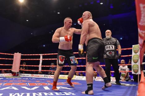 Luptele au umplut Oradea Arena: 6.000 de oameni l-au susţinut pe Sandu Lungu în gala finală Dinamite Fighting Show 2024 (FOTO/VIDEO)