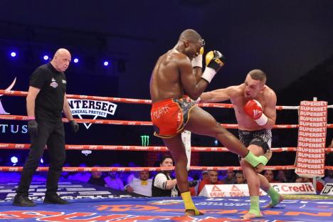 Luptele au umplut Oradea Arena: 6.000 de oameni l-au susţinut pe Sandu Lungu în gala finală Dinamite Fighting Show 2024 (FOTO/VIDEO)