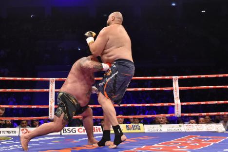 Luptele au umplut Oradea Arena: 6.000 de oameni l-au susţinut pe Sandu Lungu în gala finală Dinamite Fighting Show 2024 (FOTO/VIDEO)