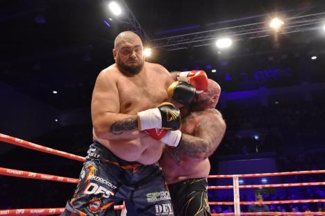 Luptele au umplut Oradea Arena: 6.000 de oameni l-au susţinut pe Sandu Lungu în gala finală Dinamite Fighting Show 2024 (FOTO/VIDEO)