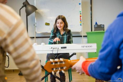 Puterea muzicii: O tânără orădeancă ajută prin muzicoterapie copiii și adulții cu dizabilități (FOTO)