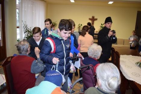 Au apropiat Crăciunul de sufletele bătrânilor: Elevi de la Dacia i-au colindat pe bunicii de la centrul Sfânta Elisabeta (FOTO)