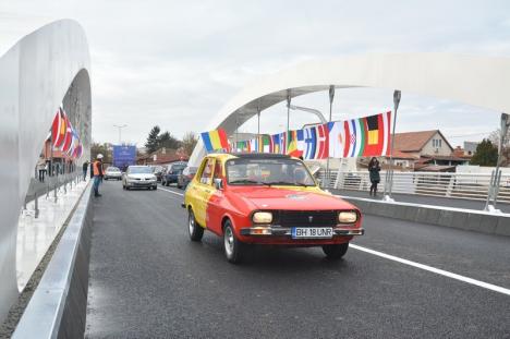Patriotul Ervin: Cine este orădeanul care a inaugurat Podul Centenarului cu o Dacie tricoloră (FOTO)