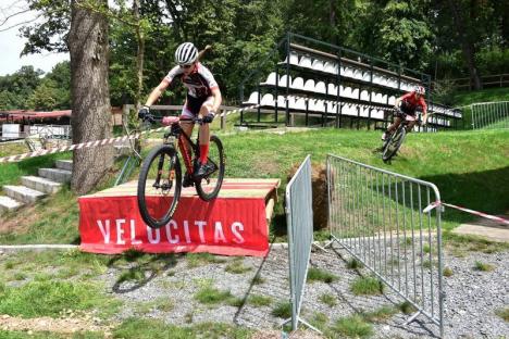 Eszti, în vârf! Tânăra orădeancă Eszter Bereczki este cea mai bună ciclistă montană din ţară: Află-i povestea! (FOTO)