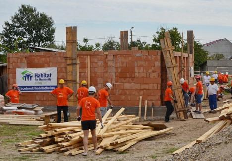 300 de angajaţi de la Celestica construiesc, voluntar, o casă pentru o colegă