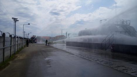 Scenariu de temut: Pompierii bihoreni, intervenţie la un incendiu produs la un depozit de produse petroliere (FOTO)