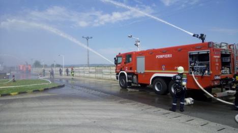 Scenariu de temut: Pompierii bihoreni, intervenţie la un incendiu produs la un depozit de produse petroliere (FOTO)