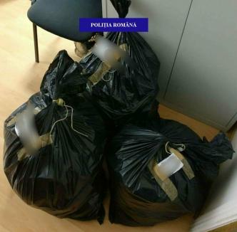Percheziţii ale poliţiştilor antifraudă: Peste 400 de haine şi încălţăminte contrafăcute, ridicate din casa unui tânăr orădean (FOTO)