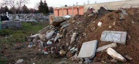 Un munte de pământ, moloz şi pietre funerare domină noul sector din Cimitirul Municipal Oradea. Vezi ce a dus la apariția lor! (FOTO)
