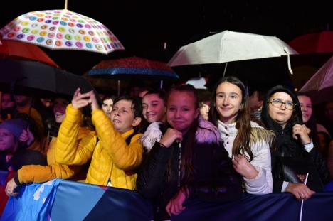 Seară cu peripeții la Oradea FestiFall: 3 Sud Est a coborât de pe scenă din cauza unei pene de curent provocată de ploaie (FOTO / VIDEO)