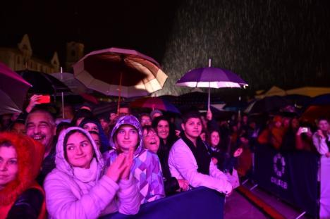 Seară cu peripeții la Oradea FestiFall: 3 Sud Est a coborât de pe scenă din cauza unei pene de curent provocată de ploaie (FOTO / VIDEO)