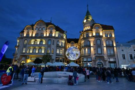 Piaţa Unirii a fost plină în a doua seară a Oradea FestiFall. Află ce evenimente sunt programate sâmbătă şi duminică! (FOTO / VIDEO)