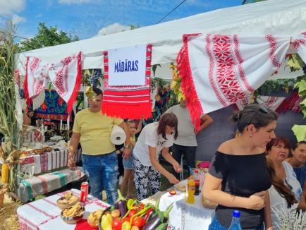 Ospăț la Salonta: 22.000 de sarmale oferite duminică participanților la a XII-a ediție a Festivalului Sarmalelor (FOTO)