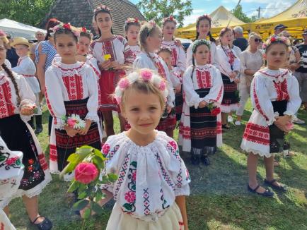 Ospăț la Salonta: 22.000 de sarmale oferite duminică participanților la a XII-a ediție a Festivalului Sarmalelor (FOTO)