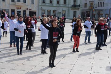 Anunţ important la flashmob-ul anti violenţă în familie: De luna aceasta, în Bihor va fi funcţională prima casă protejată pentru femeile abuzate (FOTO / VIDEO)