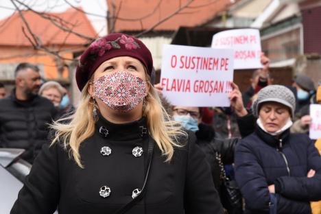 Flavia Groșan, audiată la Colegiul Medicilor Bihor. Peste 100 de susținători la fața locului (FOTO / LIVE-VIDEO)