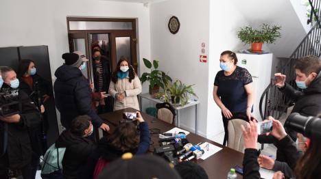 Flavia Groșan, audiată la Colegiul Medicilor Bihor. Peste 100 de susținători la fața locului (FOTO / LIVE-VIDEO)