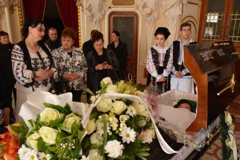 Zeci de orădeni şi-au luat rămas bun de la cântăreaţa Florica Duma, la Teatrul Regina Maria (FOTO)