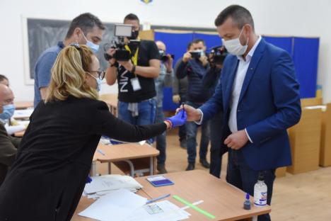 Florin Birta a stat la coadă, alături de soţie, pentru a vota. 'Sunt optimist' (FOTO / VIDEO)