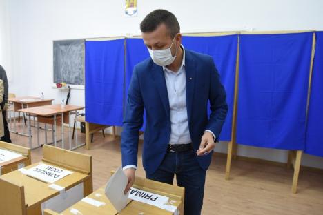 Florin Birta a stat la coadă, alături de soţie, pentru a vota. 'Sunt optimist' (FOTO / VIDEO)
