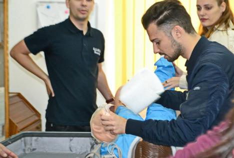 Studenții de la Medicină au 'jucării' noi. Clubul Rotaract a donat aparatură în valoare de 4.000 euro (FOTO)