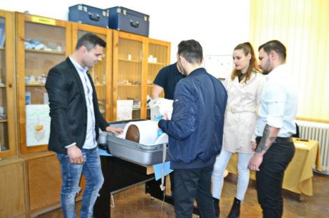 Studenții de la Medicină au 'jucării' noi. Clubul Rotaract a donat aparatură în valoare de 4.000 euro (FOTO)