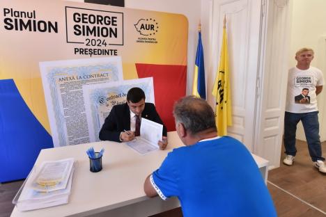 George Simion, la Oradea: Sute de persoane au semnat „contracte” pentru case ieftine, inclusiv un fost primar PD și un fost consilier județean PSD (FOTO)