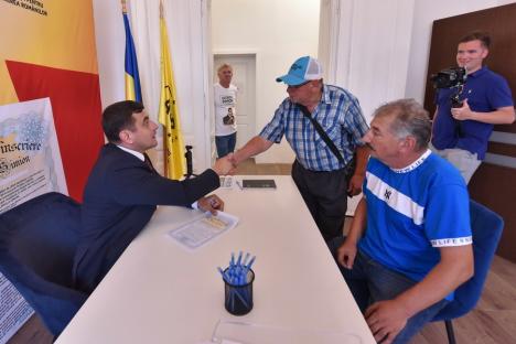 George Simion, la Oradea: Sute de persoane au semnat „contracte” pentru case ieftine, inclusiv un fost primar PD și un fost consilier județean PSD (FOTO)