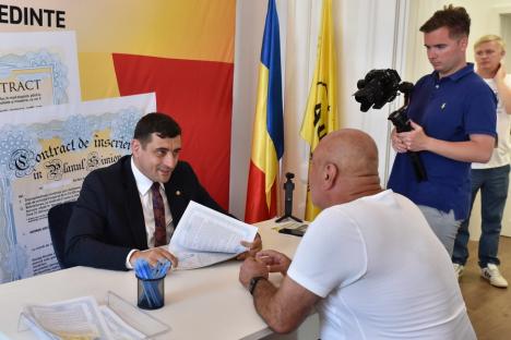 George Simion, la Oradea: Sute de persoane au semnat „contracte” pentru case ieftine, inclusiv un fost primar PD și un fost consilier județean PSD (FOTO)