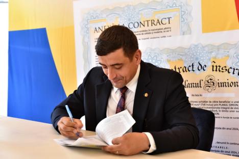 George Simion, la Oradea: Sute de persoane au semnat „contracte” pentru case ieftine, inclusiv un fost primar PD și un fost consilier județean PSD (FOTO)