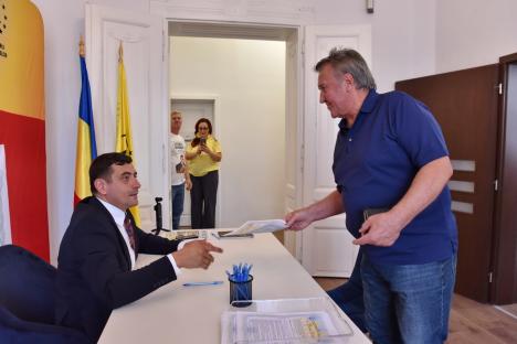 George Simion, la Oradea: Sute de persoane au semnat „contracte” pentru case ieftine, inclusiv un fost primar PD și un fost consilier județean PSD (FOTO)