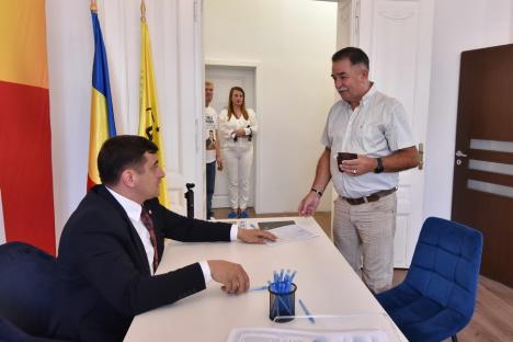 George Simion, la Oradea: Sute de persoane au semnat „contracte” pentru case ieftine, inclusiv un fost primar PD și un fost consilier județean PSD (FOTO)