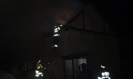 Incendiu în Ghiorac: O magazie în care se afla un autoturism şi alte utilaje, făcută scrum (FOTO)