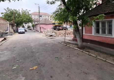 A venit demolarea! Casele orădenilor din strada Grădina de Fragi au fost puse la pământ (FOTO / VIDEO)