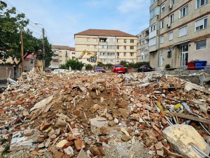 A venit demolarea! Casele orădenilor din strada Grădina de Fragi au fost puse la pământ (FOTO / VIDEO)