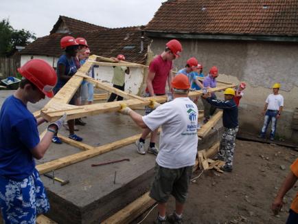 Tineri voluntari irlandezi ridică o casă pentru o familie din Bunteşti 