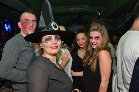 Solidaritate doar pe Facebook. Cluburile orădene, pline ochi cu tineri care au sărbătorit Halloween-ul costumaţi în vampiriţe şi monştri (FOTO)