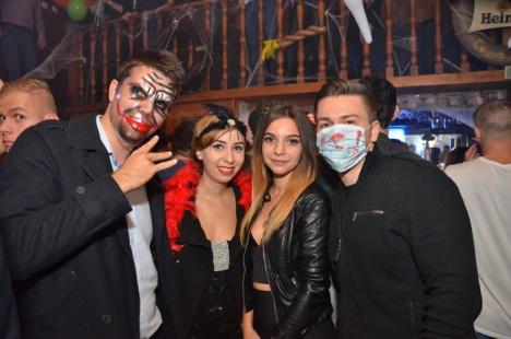 Solidaritate doar pe Facebook. Cluburile orădene, pline ochi cu tineri care au sărbătorit Halloween-ul costumaţi în vampiriţe şi monştri (FOTO)