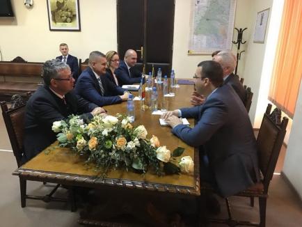 Ambasadorul SUA, vizită de o zi la Oradea: Hans Klemm s-a văzut cu liceenii de la Gojdu şi cu şefii administraţiei locale (FOTO)