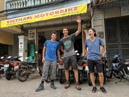 Hoinari prin Asia: Timp de 90 de zile, trei tineri orădeni au străbătut şase ţări asiatice cu rucsacurile în spate (FOTO)