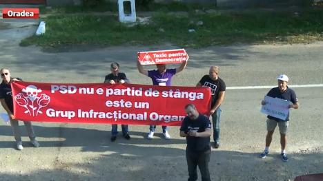 Replică pentru primarul care refuzase înregistrarea semnăturilor pentru „Fără penali”: Primul protest din Holod cu „PSD - Ciuma Roşie!”