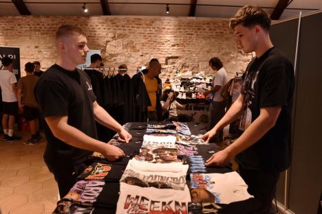 Jordan, Dunk şi Yeezy: Adolescenţi din Oradea care vând adidaşi şi tricouri personalizate şi-au expus marfa în Cetatea Oradea (FOTO)