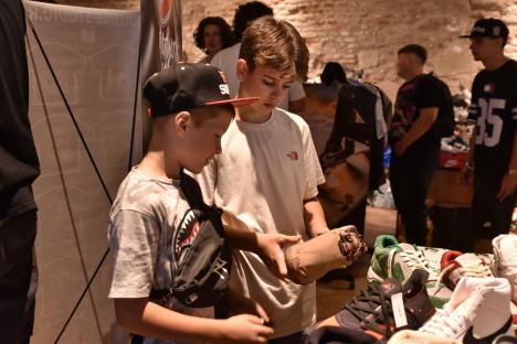 Jordan, Dunk şi Yeezy: Adolescenţi din Oradea care vând adidaşi şi tricouri personalizate şi-au expus marfa în Cetatea Oradea (FOTO)