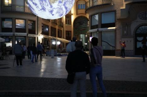 „Pământul” a fost suspendat în Piața Unirii: Zeci de orădeni au fotografiat o instalație luminoasă adusă în premieră în România (FOTO / VIDEO)