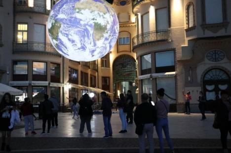 „Pământul” a fost suspendat în Piața Unirii: Zeci de orădeni au fotografiat o instalație luminoasă adusă în premieră în România (FOTO / VIDEO)