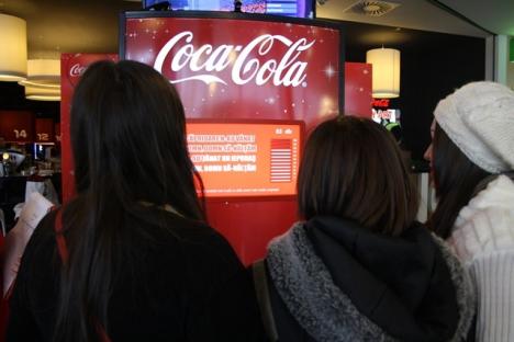 Orădenii au colindat automatul Coca-Cola şi au ajutat copiii orfani (VIDEO)