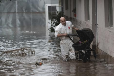 Inundații istorice în Galați: Peste 5.000 de gospodării din 12 localități au fost afectate. Se pregătesc tabere pentru sinistrați (FOTO/VIDEO)